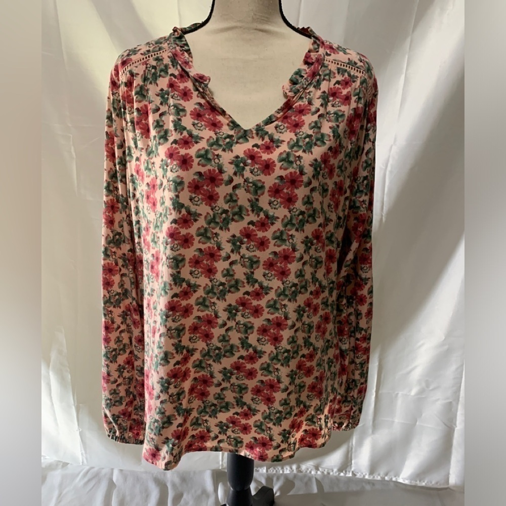 3/$28❤️D&Co multicolor floral print V-neck, long sleeve top size L